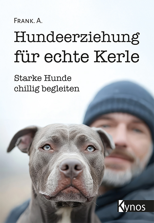 Pitbull mit Mann im Vordergrund, die beide in die Kamera schauen Pitbull mit Mann im Vordergrund, die beide in die Kamera schauen