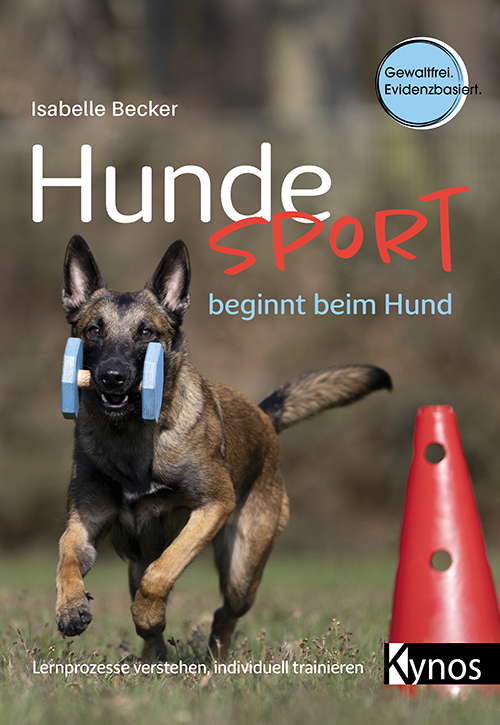 Titel: Hundesport beginnt beim Hund und ein Foto eines Hundes, der mit einem Aportel um einen Pylonen auf die Kamera zuläuft